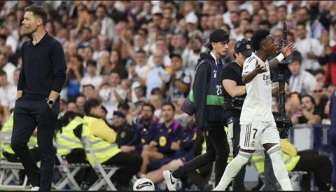 Xabi Alonso nói gì trước phản ứng của Vinícius khi bị thay ra?